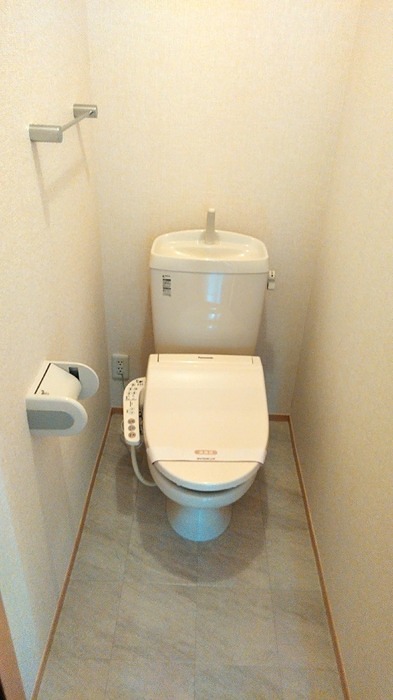 トイレ　温水洗浄便座です。