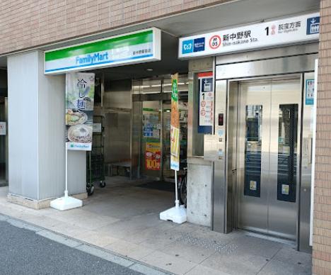 コンビニ　ファミリーマート新中野駅前店（コンビニ）まで77m