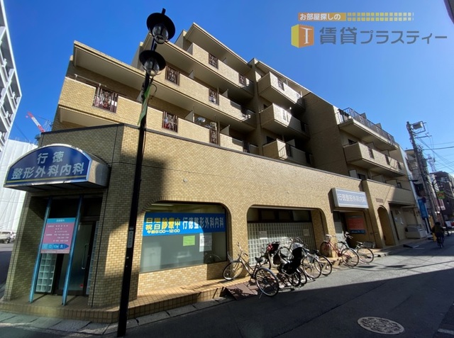 建物外観　駅を眺める、総タイル張りのレジデンス。