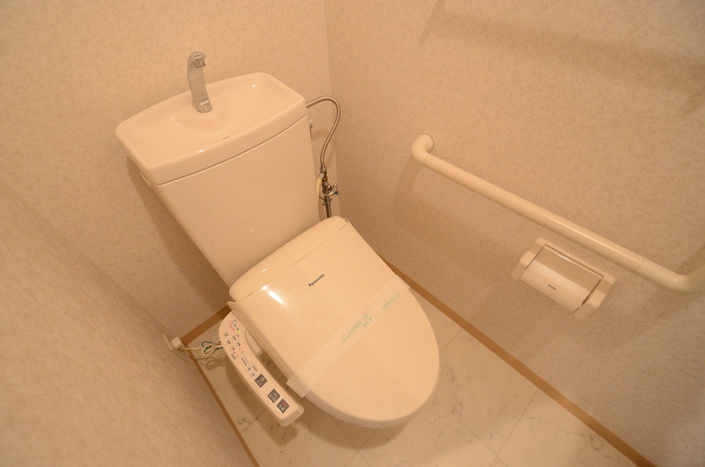 トイレ　温水洗浄便座付きのトイレです♪