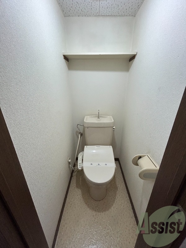 トイレ　トイレは温水洗浄便座となっております。上部には棚もありますね