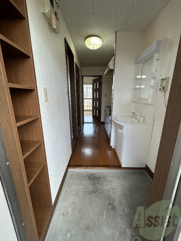 玄関　玄関からお部屋はこんな感じ。玄関もかなり広いですね。