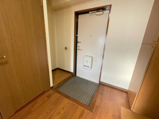 玄関　写真は違う号室です。