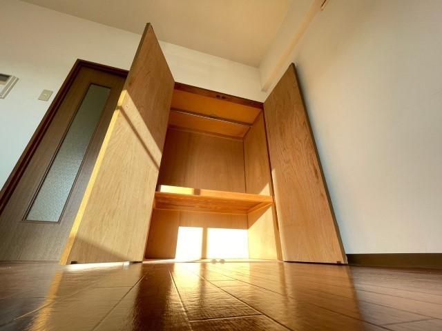 収納　写真は違う号室です。