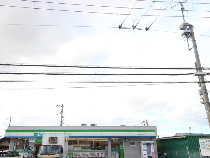 コンビニ　ファミリーマート（コンビニ）まで80m