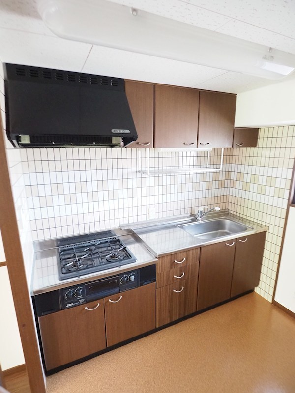 キッチン　窓がある、3口コンロシステムキッチン。