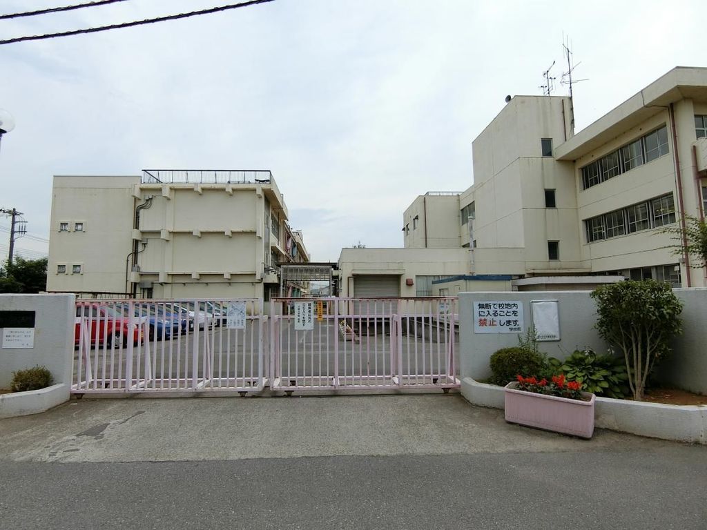 小学校　越谷市立川柳小学校（小学校）まで1310m