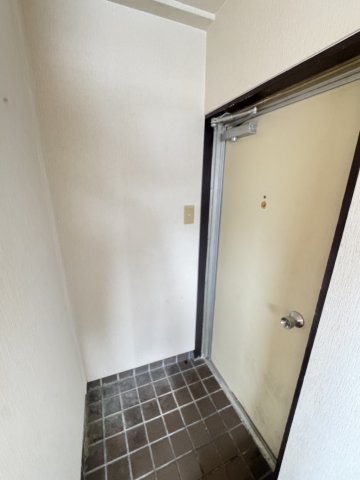 地下鉄海岸線 駒ケ林駅 徒歩10分 5階建 築56年の玄関写真