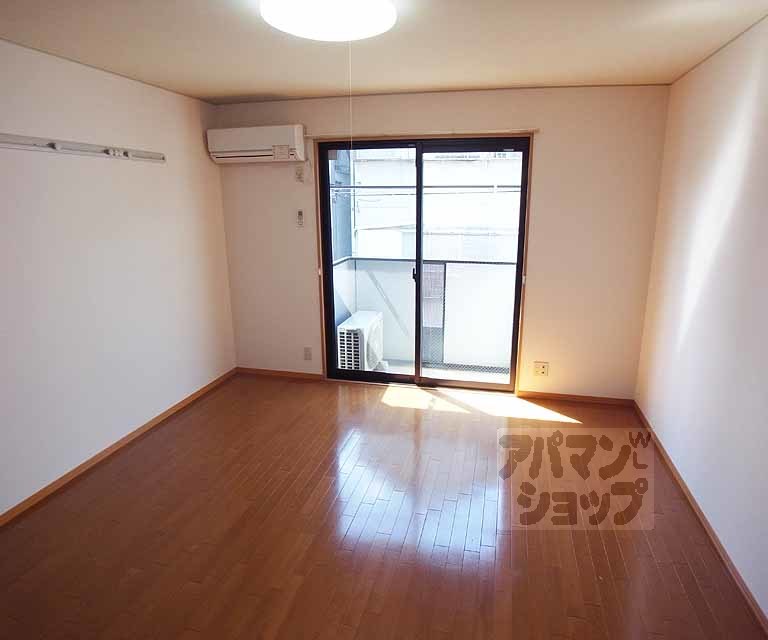居室・リビング　南向きの明るいお部屋です。