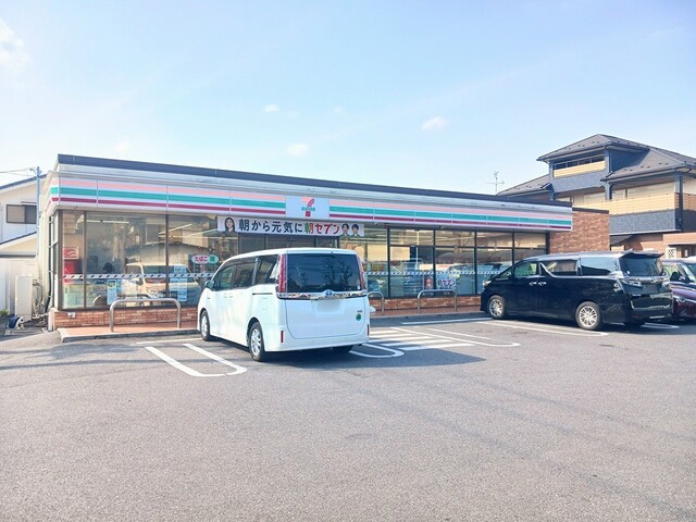 コンビニ　セブンイレブン（コンビニ）まで755m