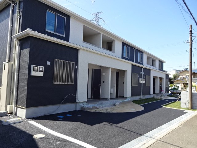 小田急江ノ島線 湘南台駅 バス乗車時間：16分 最寄りバス停で下車 徒歩1分 築12年
