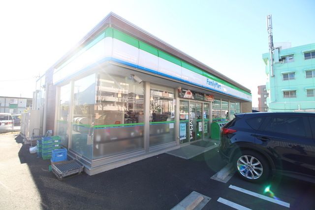 コンビニ　ファミリーマート荏田南三丁目店（コンビニ）まで880m
