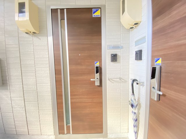 Noble 駅前通の玄関写真