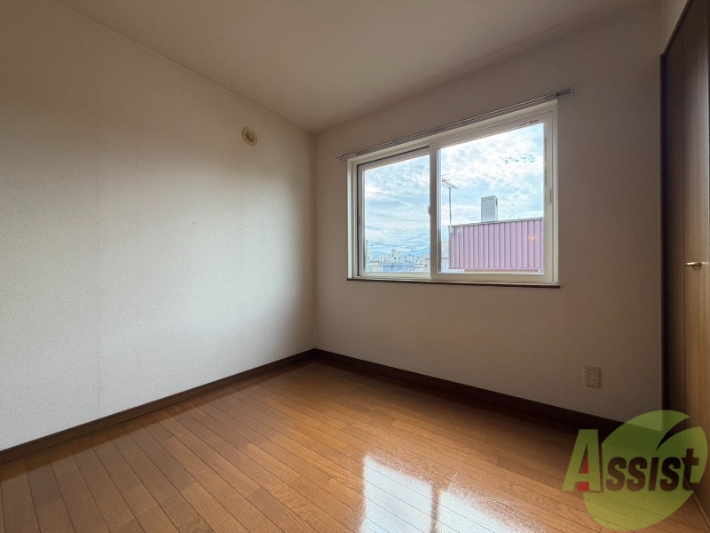 その他部屋・スペース　こちらのお部屋は光が差し込む、温かみのあるお部屋です。