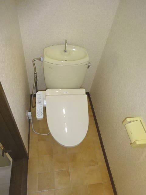 東急田園都市線 桜新町駅 徒歩6分 3階建 築37年のトイレ写真