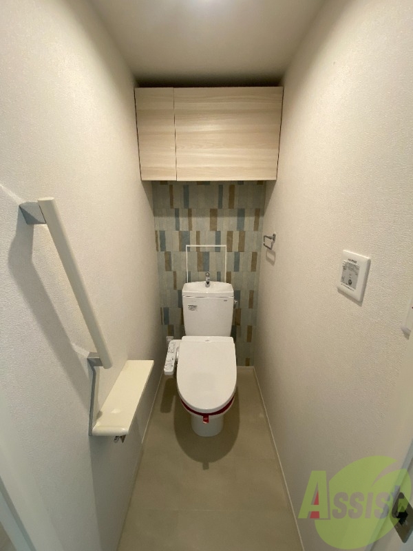 トイレ　トイレは温水洗浄便座で上部には収納スペースも！