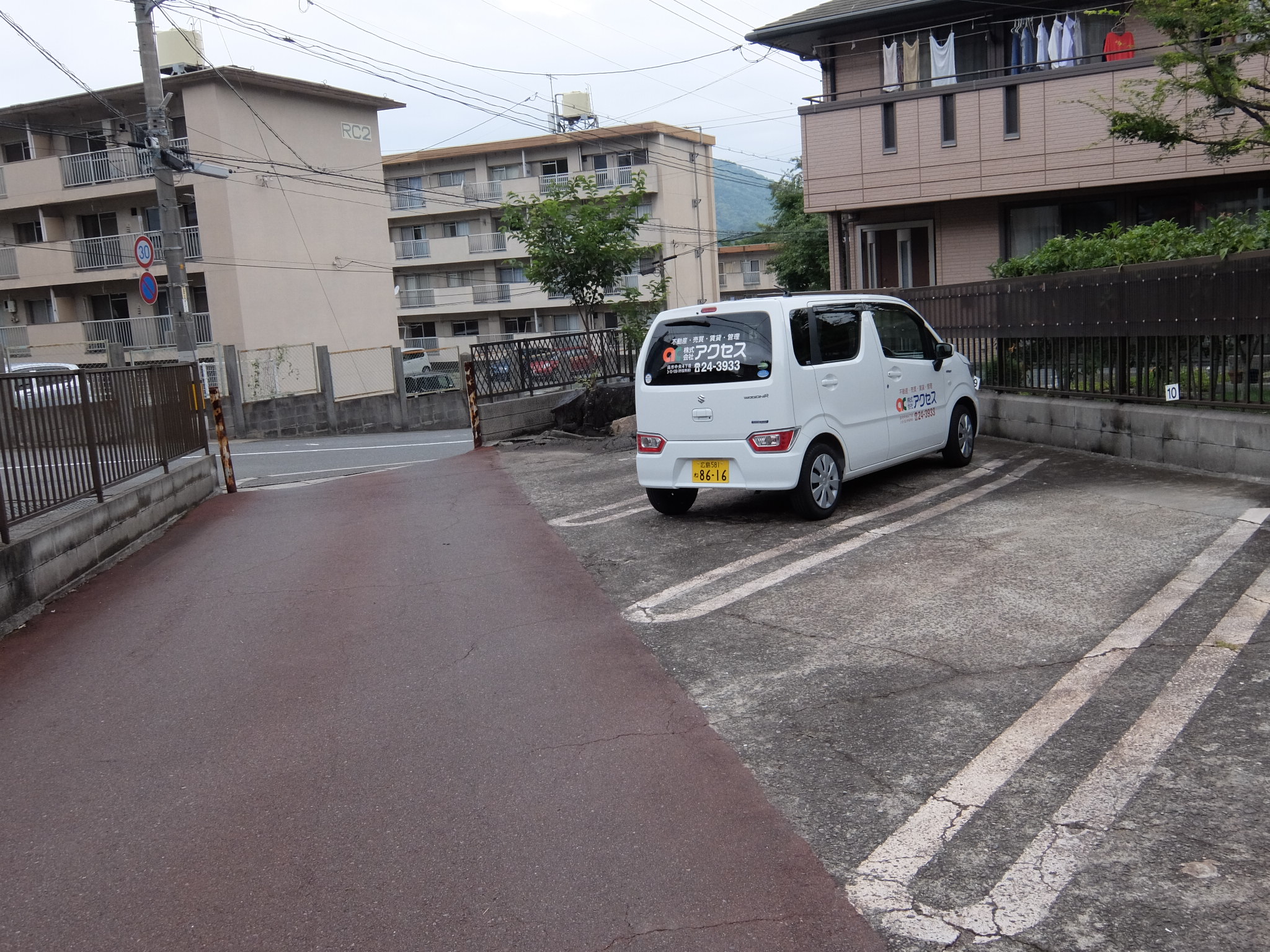 【正法地アパートの駐車場】