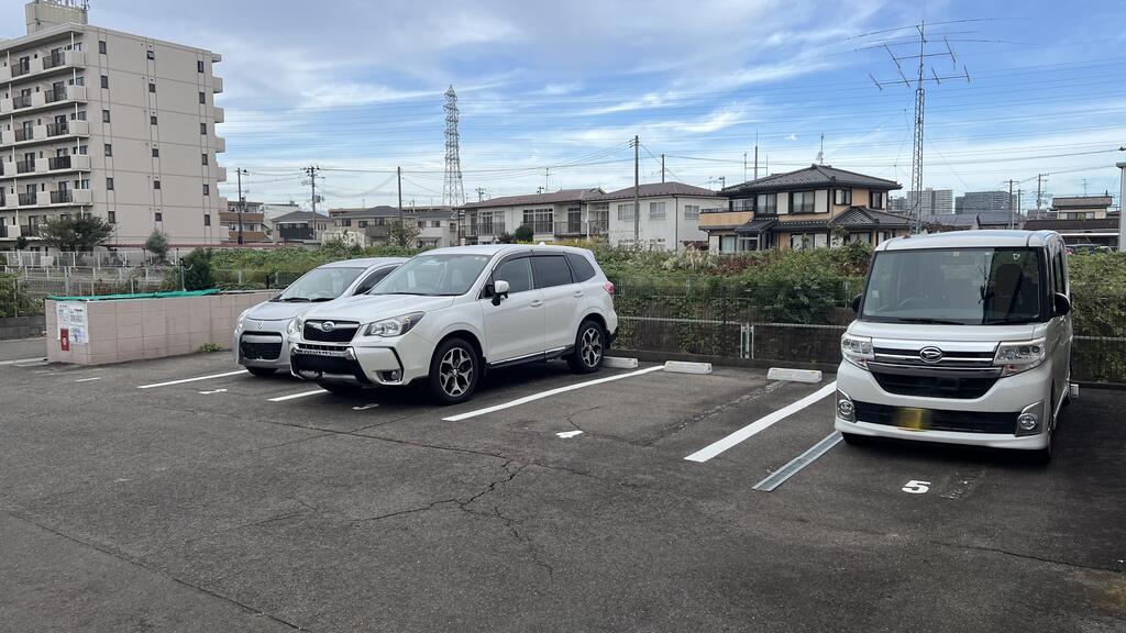 【ロイヤルクレスI番館の駐車場】