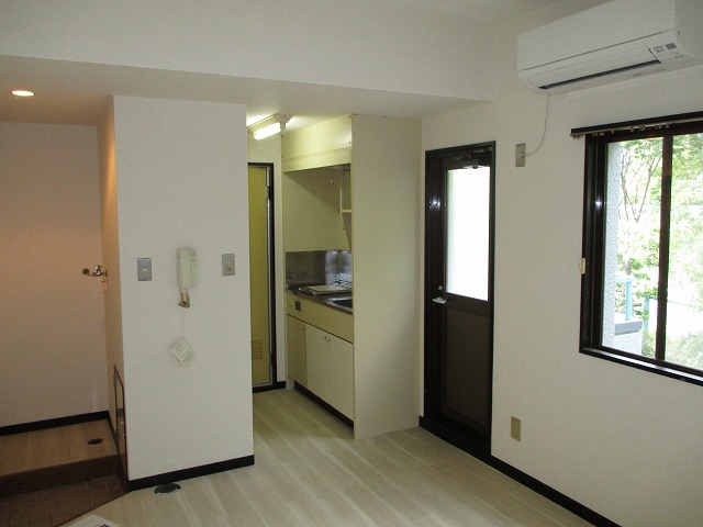 居室・リビング　別角度部屋写真