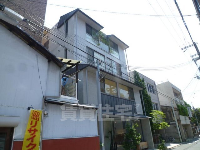京都市中京区六丁目のマンションの建物外観