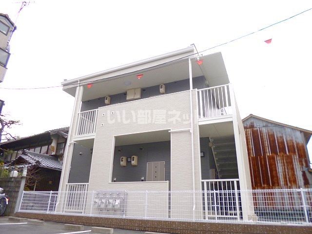 広島市西区草津本町のアパートの建物外観