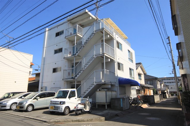 松山市中央のマンションの建物外観