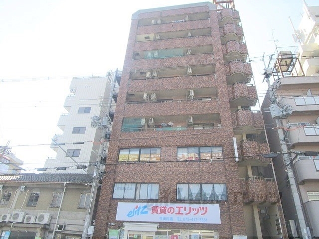京都市上京区北小路室町のマンションの建物外観