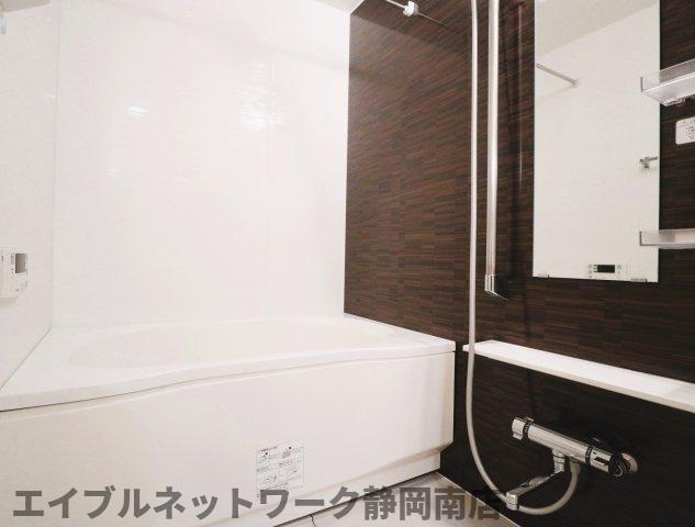 バス・シャワールーム　コンパクトで使いやすいお風呂です