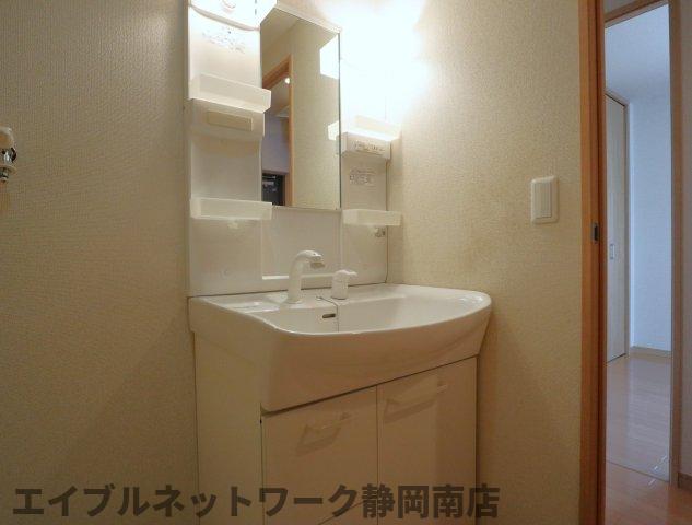 洗面設備　ゆったりとスペースのある洗面所