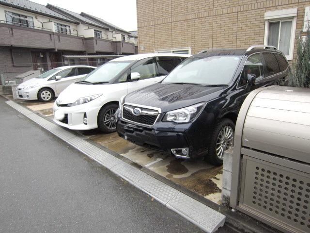 【クローバーコートの駐車場】