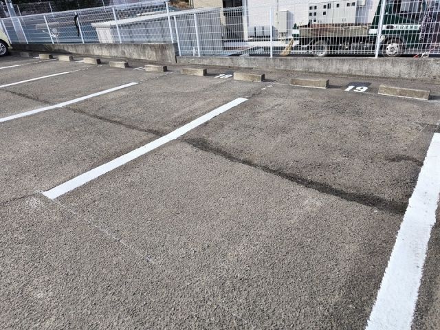 【宮城郡七ヶ浜町遠山のアパートの駐車場】