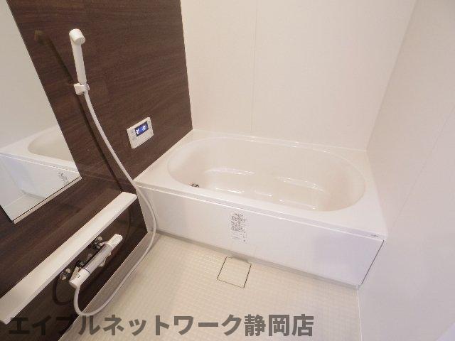 バス・シャワールーム　コンパクトで使いやすいお風呂です