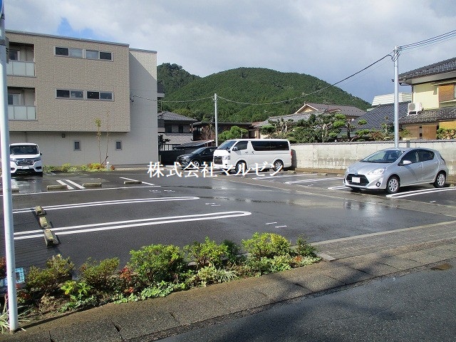 【シャーメゾン引土の駐車場】