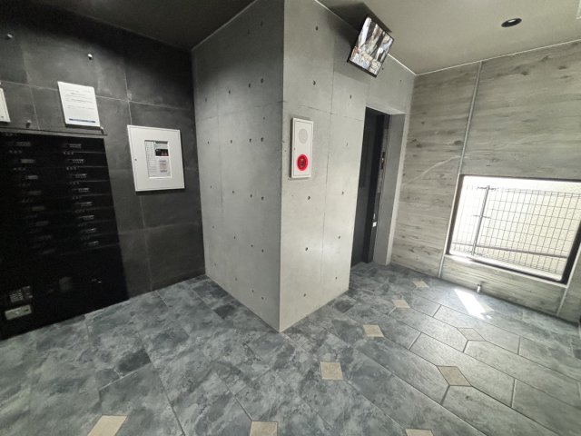 【岡山市北区中山下のマンションのロビー】