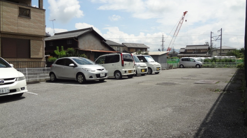 【東近江市五個荘小幡町のアパートの駐車場】