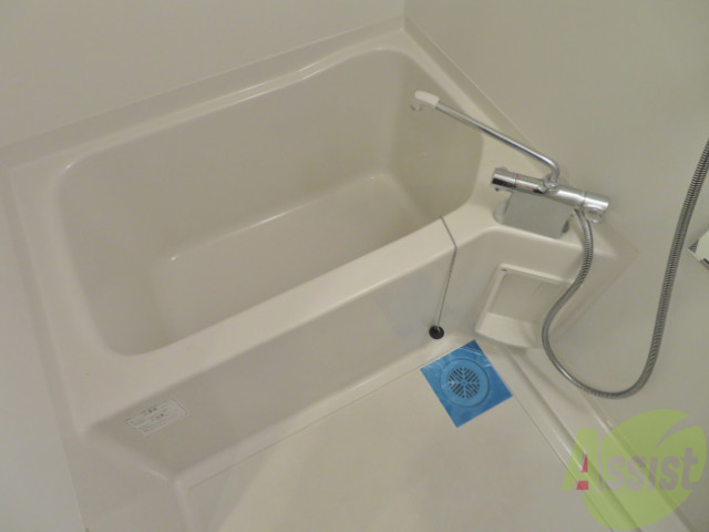 バス・シャワールーム　浴室はゆったりと浸かれるサイズ感になっています。