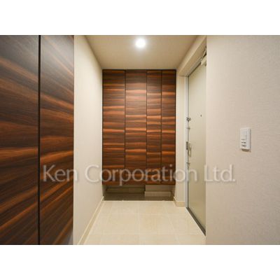 玄関　同タイプ21階のお部屋を撮影。仕様が異なることがあります。