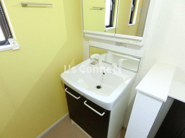 洗面設備　朝の支度もスムーズな独立洗面台。