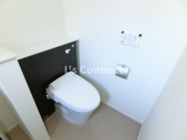 トイレ　温水洗浄便座付きのトイレ。