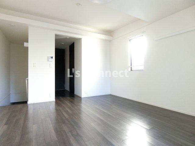 居室・リビング　角部屋で２面に窓があります。