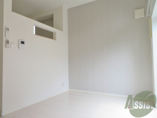 居室・リビング　白さが清潔感を出してくれます。お部屋も明るいですね。