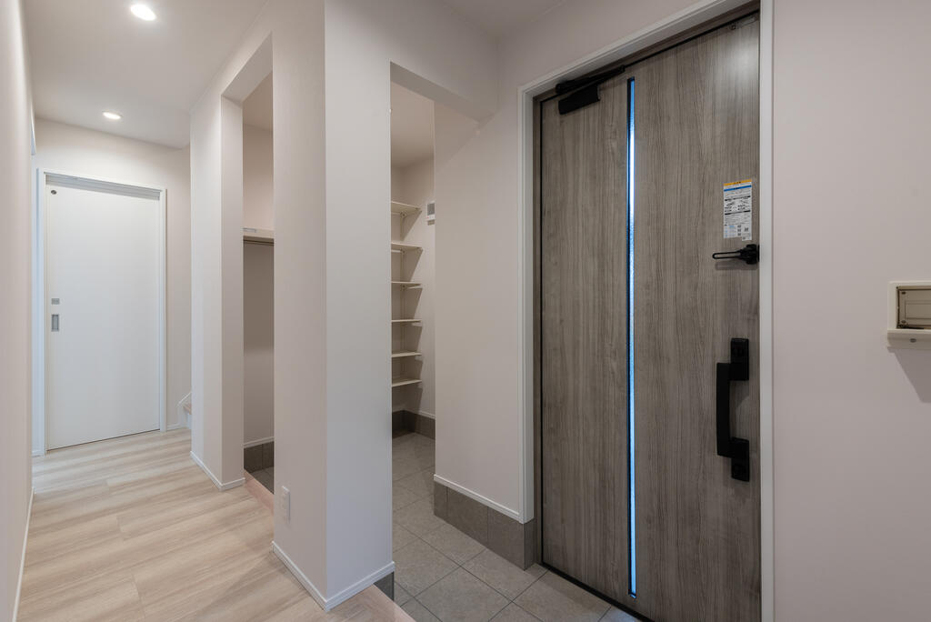 玄関　【玄関】玄関クローク有。コート掛け・可動棚付。