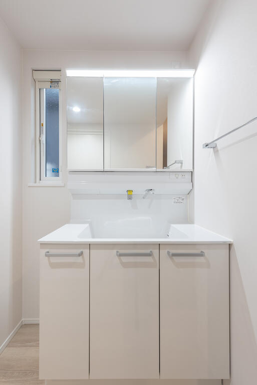 洗面設備　パウダールーム洗面台化粧台は脱衣所と独立しており動線スムーズ