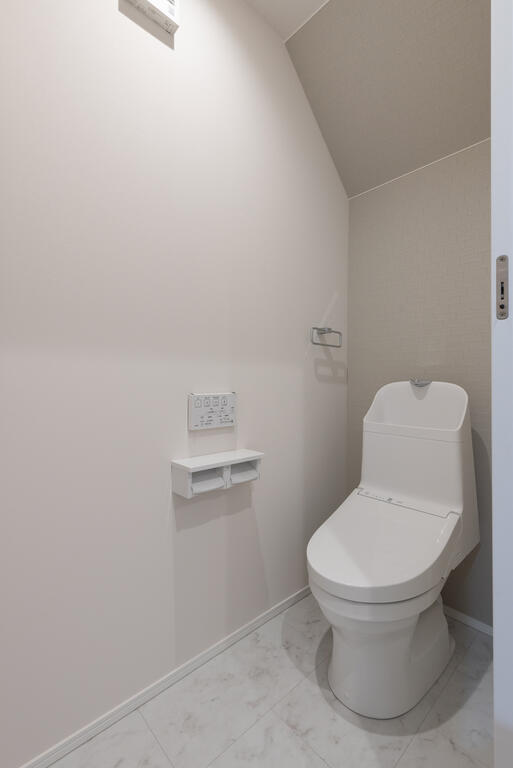 トイレ　温水洗浄トイレ、家計にやさしい節水型。