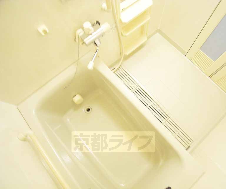 バス・シャワールーム　ゆったりサイズのバスタブ