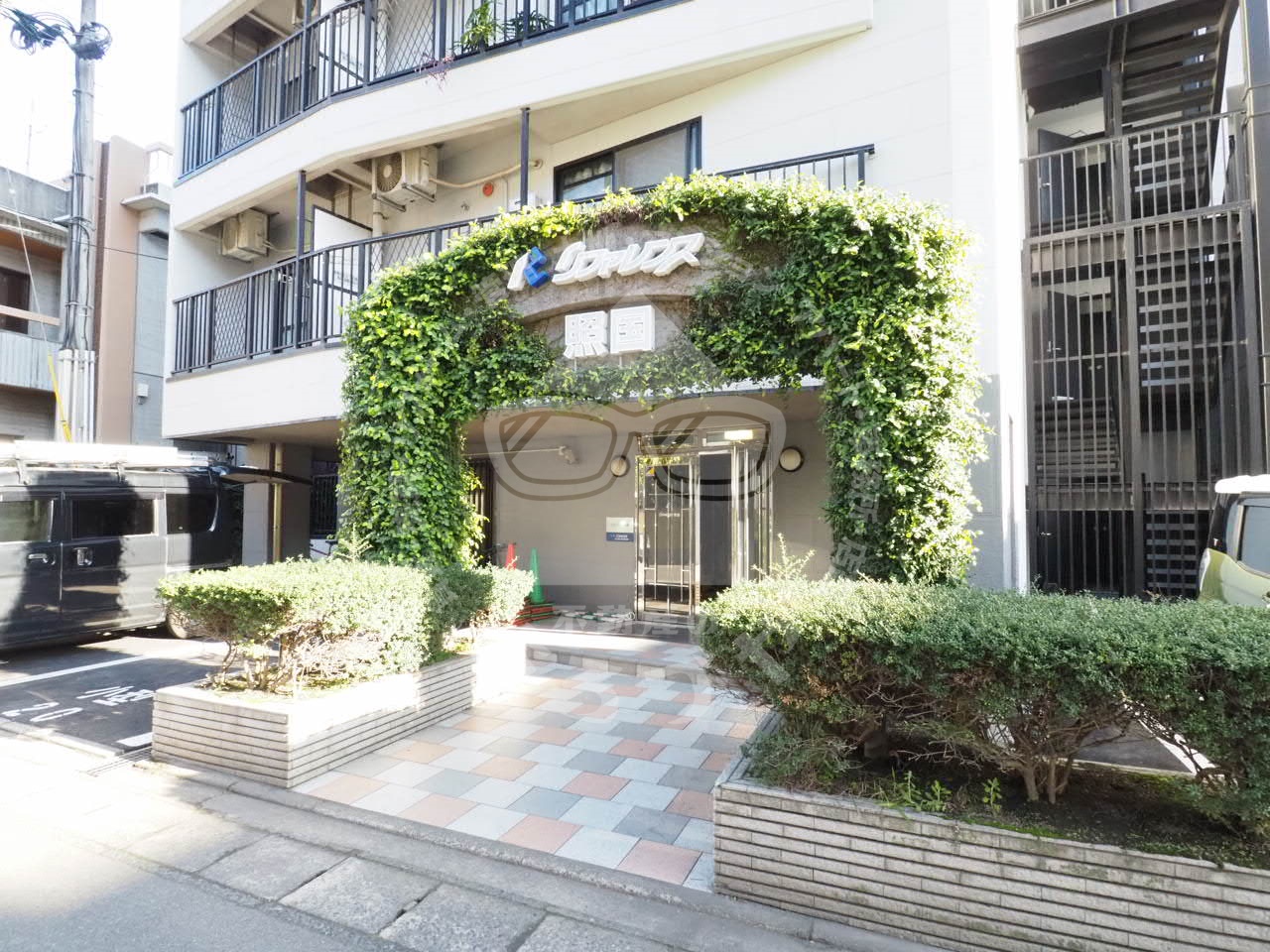 エントランス　植栽も整えられた綺麗なエントランスです