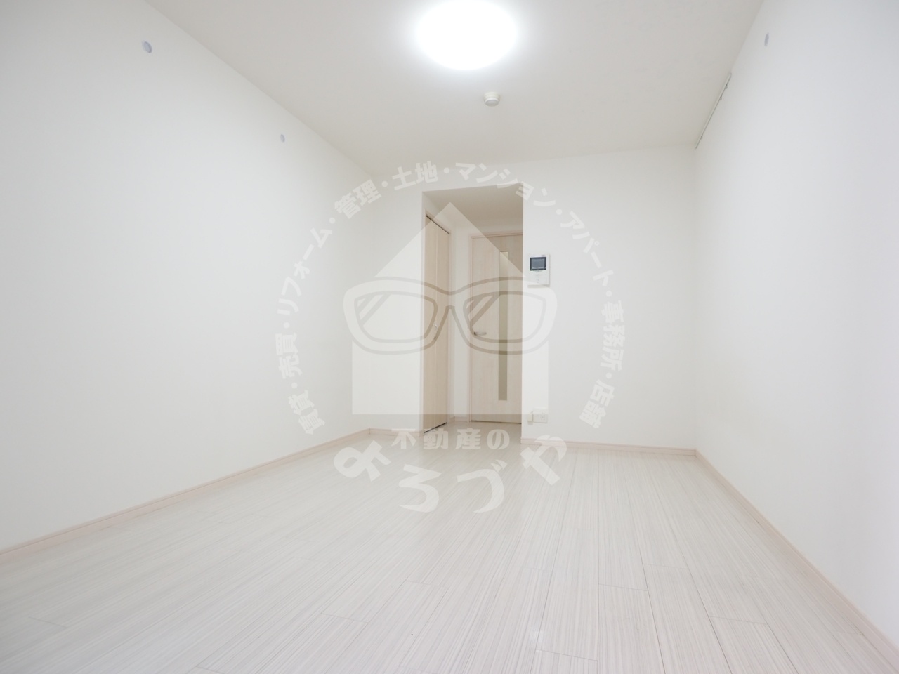 居室・リビング　ホワイト基調のお部屋は明るく空間を広く感じます