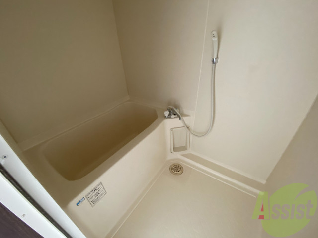 バス・シャワールーム　バスルームは狭すぎず、シャワーも浴びやすそうです。