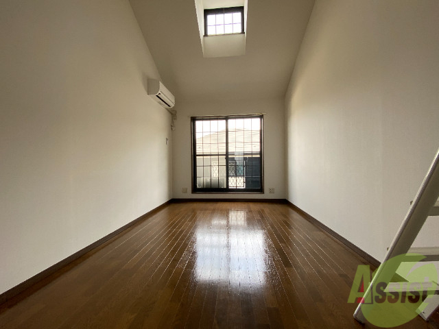 居室・リビング　８帖の洋室です。広々として、きれいですね。