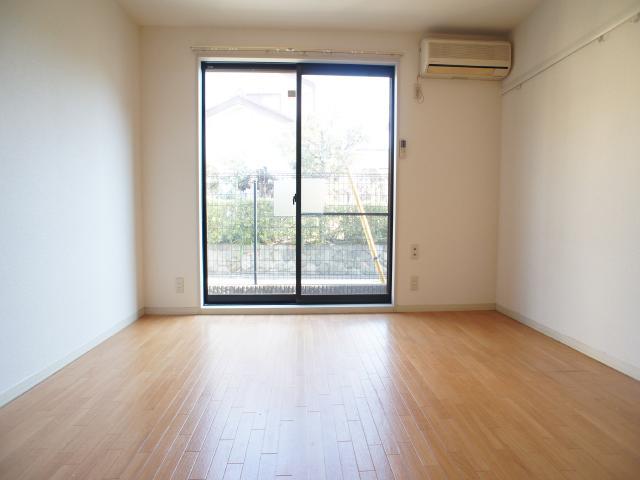 居室・リビング　明るい雰囲気で暮らしやすい！優しい質感の室内がオススメ☆